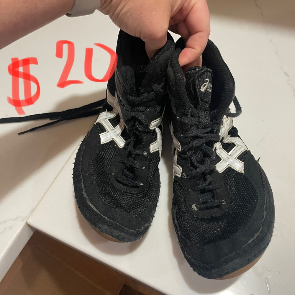 Asisc wrestling shoes
